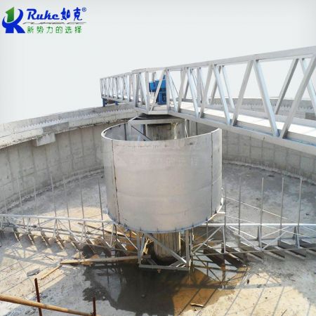 濃縮池懸掛式中心傳動(dòng)刮泥機(jī)垂架式中心傳動(dòng)刮吸泥機(jī)